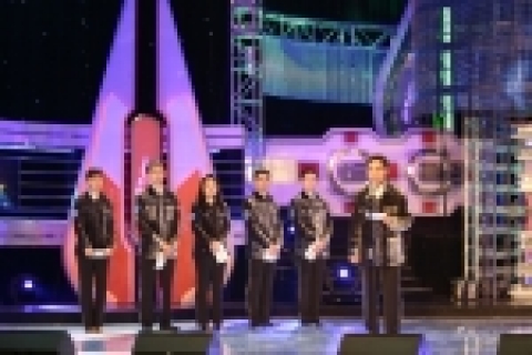 과학기술부와 한국항공우주연구원은 12월 25일 성탄절에 한국 최초 우주인 후보자로 고산, 이소연 2명을 최종 선발하였다. 이날 선발과정은 주관 방송사인 SBS를 통해 18:50부터