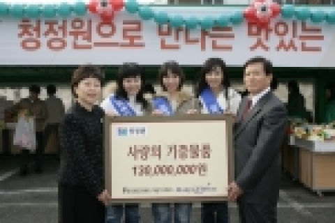 대상 임동인 대표이사(맨 오른쪽)가 한국메이크어위시 재단 박은경 사무총장(맨 왼쪽)에 물품을 전달하고 있다.