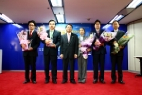 2006년 4분기 디지털콘텐츠대상 시상식이 26일 정보통신부 14층 대회의실에서 열렸다. 좌로부터 (주)부즈 김부경 대표, (주)제이투엠소프트 방경민 대표, 유영환 정보통신부 차관
