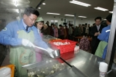 오창관 포항제철소장은 26일 포항시 남구 해도2동에 있는 무료급식소 ‘포스코 나눔의 집’에서 점심시간을 맞아 급식소를 찾은 어르신들을 위해 밥퍼 봉사를 하는 뜻깊은 시간을 가졌다.