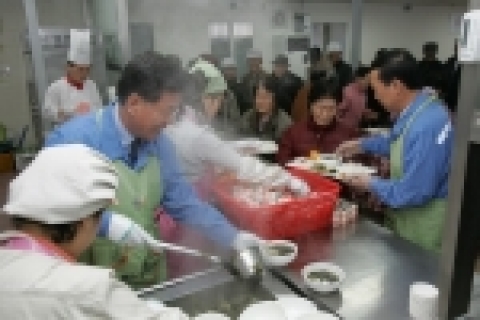 오창관 포항제철소장은 26일 포항시 남구 해도2동에 있는 무료급식소 ‘포스코 나눔의 집’에서 점심시간을 맞아 급식소를 찾은 어르신들을 위해 밥퍼 봉사를 하는 뜻깊은 시간을 가졌다.