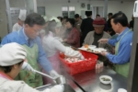 오창관 포항제철소장은 26일 포항시 남구 해도2동에 있는 무료급식소 ‘포스코 나눔의 집’에서 점심시간을 맞아 급식소를 찾은 어르신들을 위해 밥퍼 봉사를 하는 뜻깊은 시간을 가졌다.