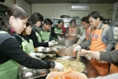 KT 사랑의 봉사단원들이 전농동 소재 다일밥퍼운동본부에서 배식활동에 참여하고 있다.