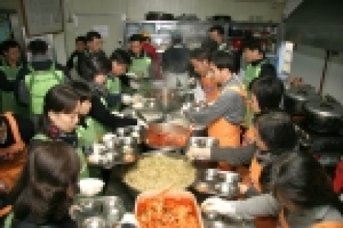 KT 사랑의 봉사단원들이 전농동 소재 다일밥퍼운동본부에서 배식활동에 참여하고 있다.