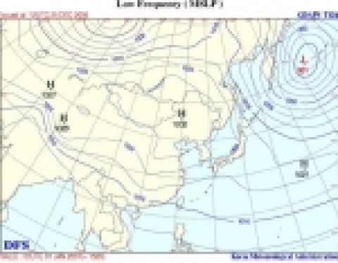 다음주 초반의 기압계. 북고남저의 기압배치에서 우리나라는 고기압 가장자리에 위치하여 가끔 구름 많은 날씨 예상. 기온은 평년 수준