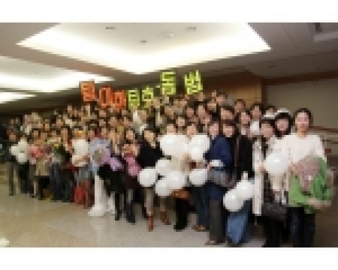 사진 3) 병동 간호팀이 응원을 하고 있다.