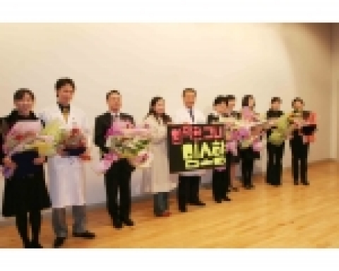 사진4) 친절직원으로 표창장을 수여하며 환하게 웃고 있다.           왼쪽부터 안주향간호사, 이윤상 물리치료사,         외과 김연대 교수, 중앙에 이석현 의무원장,         신경외과 임소향교수, 원무팀 백설희 직원,        영상의학과  이주희 직원, 김은정 간호사,         김춘월 보조원