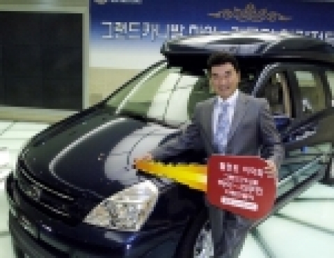 기아자동차가 27일 기아차 압구정동 국내영업본부 사옥에서 기아차 조남홍 사장 등 기아차 관계자 50여명이 참석한 가운데 탤런트 이덕화씨에게 그랜드카니발 리무진 차량을 전달했다.