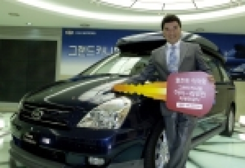 기아자동차가 27일 기아차 압구정동 국내영업본부 사옥에서 기아차 조남홍 사장 등 기아차 관계자 50여명이 참석한 가운데 탤런트 이덕화씨에게 그랜드카니발 리무진 차량을 전달했다.