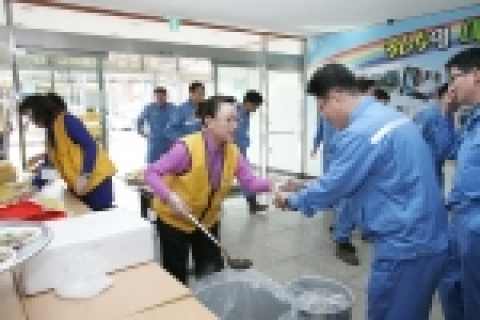 포항제철소 제선부 자매마을인 해도2동 주민들이 한해 동안 자매부서 직원들의 따스한 온정에 대해 감사의 뜻을 전하기 위해 자장면을 대접해 화제다.