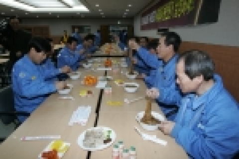 포항제철소 제선부 자매마을인 해도2동 주민들이 한해 동안 자매부서 직원들의 따스한 온정에 대해 감사의 뜻을 전하기 위해 자장면을 대접해 화제다.