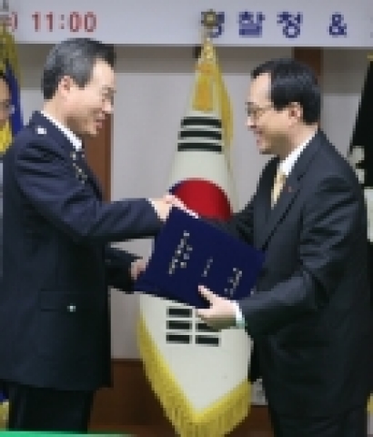 SK텔레콤 김신배 사장과 이택순 경찰청장이 27일 오전 11시에 서대문구 미근동 소재 경찰청 13층 대청마루에서『모바일 메시지 캅』협정서를 체결하고 있다.