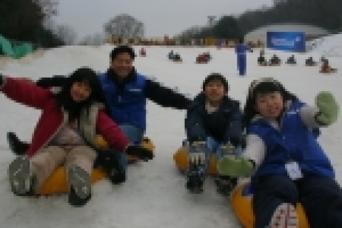 삼성네트웍스 임직원 봉사단이 27일 삼성에버랜드 눈 썰매장에서 마천 청소년 수련관 <방과후 아카데미> 학생 30여명과 함께 문화체험 행사를 가졌다. 삼성네트웍스는 &lt