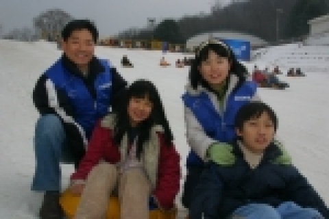 삼성네트웍스 임직원 봉사단이 27일 삼성에버랜드 눈 썰매장에서 마천 청소년 수련관 <방과후 아카데미> 학생 30여명과 함께 문화체험 행사를 가졌다. 삼성네트웍스는 &lt