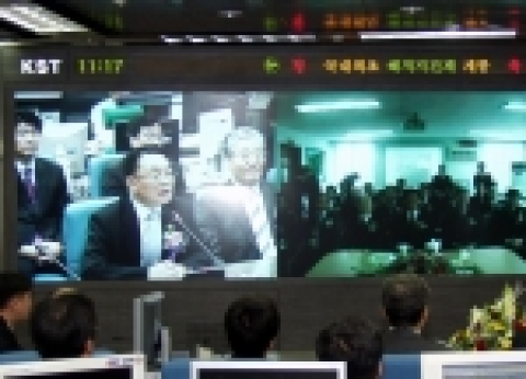 이만기 기상청장(왼쪽 화면 중앙)이 12월 27일 오전 11시 서울 동작구 소재 기상청 국가기상센터와 울릉도기상대를 동시에 연결해 영상회의시스템으로 거행된 국내 최초 해저지진계 개