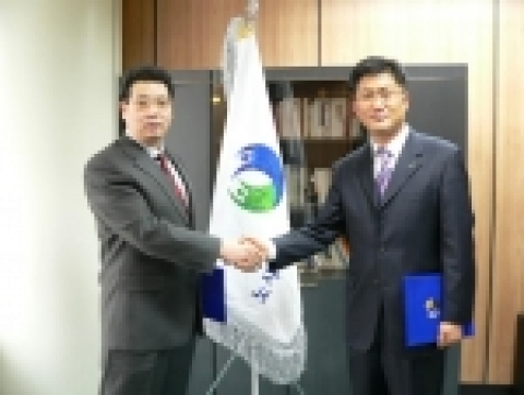 센터 양균석 팀장(왼쪽)과 교보생명 김범용 팀장이 협약체결 하였다