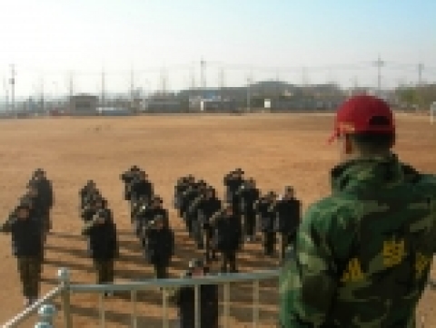 해병대 방학캠프에 참가한 청소년들이 입소식을 하고있다.