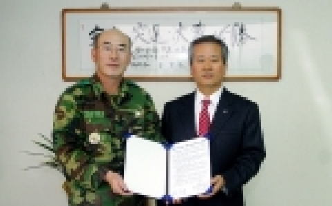 좌측 결전부대 오정석 소장 / 우측 신한은행 신상훈 은행장
