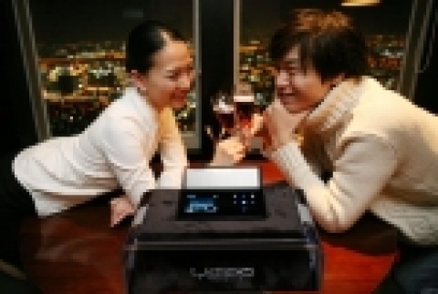 삼성전자 MP3 옙(YEPP)이 서울 N타워의 고급 레스토랑인 '엔그릴'과 함께 뮤직쉐어링 MP3플레이어인 'YP-K5'를 활용한 이색적인 &#