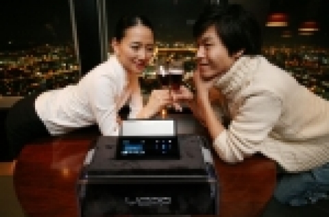 삼성전자 MP3 옙(YEPP)이 서울 N타워의 고급 레스토랑인 '엔그릴'과 함께 뮤직쉐어링 MP3플레이어인 'YP-K5'를 활용한 이색적인 &#