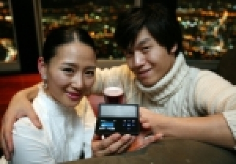 삼성전자 MP3 옙(YEPP)이 서울 N타워의 고급 레스토랑인 '엔그릴'과 함께 뮤직쉐어링 MP3플레이어인 'YP-K5'를 활용한 이색적인 &#