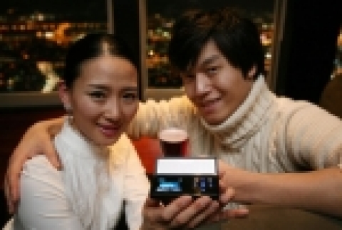 삼성전자 MP3 옙(YEPP)이 서울 N타워의 고급 레스토랑인 '엔그릴'과 함께 뮤직쉐어링 MP3플레이어인 'YP-K5'를 활용한 이색적인 &#