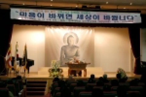 정목스님이 법문 공양을 하고 있다 