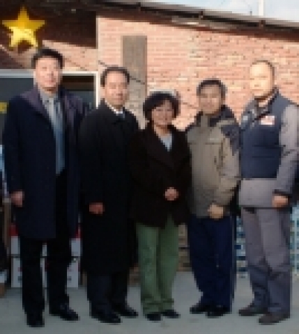 쌍용자동차 노사는 28일, '열린재활원(평택시 비전동 소재)'에서 TV, 세탁기, 쌀, 생필품 등 6천 만원 상당의 물품을 중증장애인들과 무의탁노인 등에게 전달하