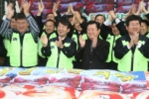 사랑을 전하자는 함성을 지르는 모습 맨 앞 좌측에서부터 KT동수원지사장 이창근,  KT남부본부장  신병곤, 농협경기본부장 박재근,  KT남부본부 사업협력담당 김대규 