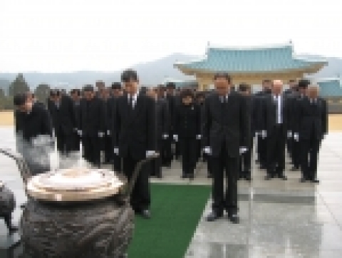 김홍식(金洪植)대전지방보훈청장은 2007년 새해를 맞아 대전·충남지역 보훈단체장 및 임직원 40여명과 함께 1. 2일 오전 08:00 영렬탑을 참배하고 이어서 09:30 국립대전현