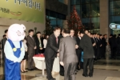 2일 아침 대한투자증권(사장 金正泰)은 여의도 본점 1층 정문에서 김정태 사장을 비롯해 임.부서장이 참석한 가운데 출근하는 자사 직원들과 입주사 직원들을 대상으로 흥겨운 음악 속에