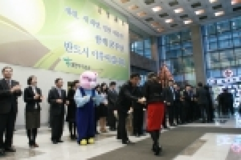 2일 아침 대한투자증권(사장 金正泰)은 여의도 본점 1층 정문에서 김정태 사장을 비롯해 임.부서장이 참석한 가운데 출근하는 자사 직원들과 입주사 직원들을 대상으로 흥겨운 음악 속에