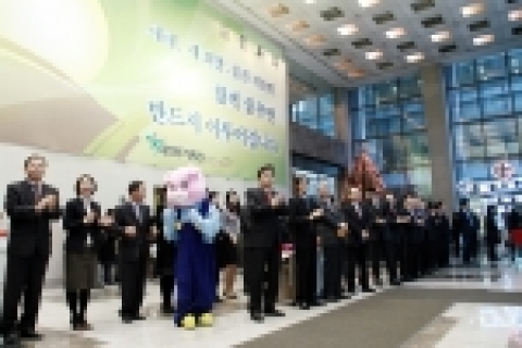 2일 아침 대한투자증권(사장 金正泰)은 여의도 본점 1층 정문에서 김정태 사장을 비롯해 임.부서장이 참석한 가운데 출근하는 자사 직원들과 입주사 직원들을 대상으로 흥겨운 음악 속에