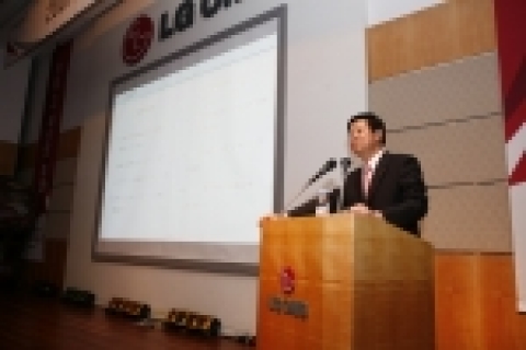 2일 열린 LG CNS 시무식에서 신재철 사장이 2007년도 경영목표를 발표하고 있다.