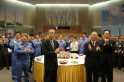 시무식 참석자들이 임직원들의 새해 소망과 염원을 담아 부착해 만든 세계지도에서 펼쳐지는 