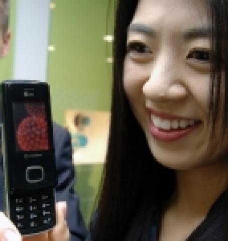 LG전자가 세계 최대 이동통신사인 보다폰(Vodafone)社를 통해 선보인3세대 초콜릿폰(LG-KU800)이 영국, 프랑스 등 18개국에 출시된 지 2개월 만에 판매량 30만대를 