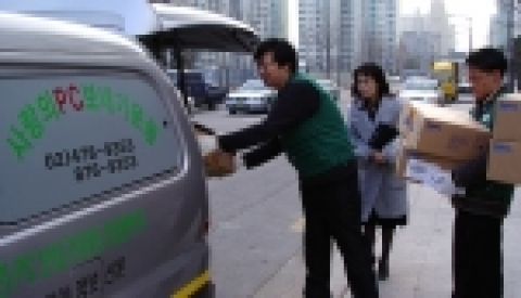 2일 양천구 목동 우리홈쇼핑 본사에서 열린 '사랑의 PC 보내기운동’ 행사에서 우리홈쇼핑 임직원들이 중고 15인치 LCD 모니터 150대를 차량에 싣고 있다.