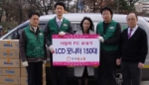 2일 양천구 목동 우리홈쇼핑 본사에서 열린 '사랑의 PC 보내기운동’ 행사에서 우리홈쇼핑 윤성현 정보관리팀장(맨 오른쪽), 한국장애인정보화협회 현남화 실장(왼쪽에서 세번째