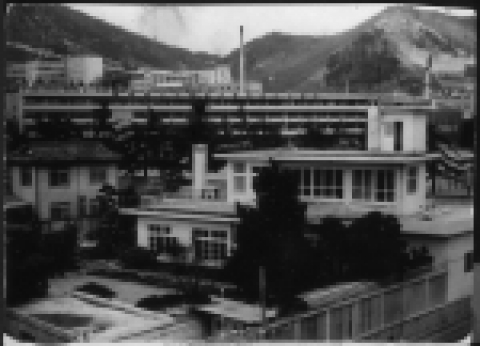 LG는 1947년 '락희화학공업사'를 창립하고 화장품 제조업으로 사업을 시작했다. 사진은 LG의 발상지인 락희화학공업사 부산 서대신동공장 전경. 