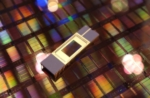 삼성전자가 2005년 9월 세계 최초 개발 후 이번에 양산 샘플 공급을 시작한 50나노 16기가 낸드플래시 제품 사진 