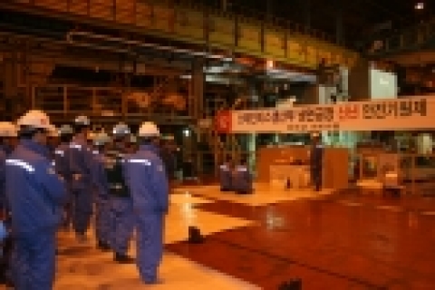 포스코 포항제철소가 정해년 새해부터 부서별로 다양한 안전기원제를 갖고 무사고 무재해 제철소 실현에 적극 나서고 있다.