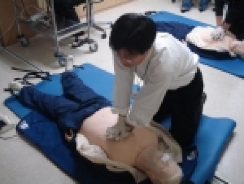 심폐소생술 교육 중인 메드트로닉코리아(주) 직원