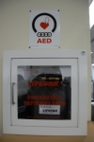 사무실에 설치된 자동심장제세동기(AED)