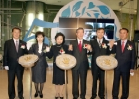 삼성생명은 07年 창립50주년을 맞아 보험 본연의 가치를 전파하는 &#039;보장자산 바로 알기 캠페인&#039;을 대대적으로 전개한다. 삼성생명은 2日 시무식을 마치고, 이수창 사장(오른쪽 세번째), FC대표 종각지점 송정희 팀장(왼쪽 세번째) 等이 본사 로비에 설치된 &#039;보장자산바로알기 캠페인&#039; 기념 조형물 제막식을 마치고 기념촬영하고 있다
