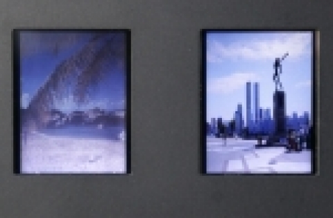 삼성전자가 세계 최초로 패널 한 대만 이용하여 양면에 각기 다른 화면을 구현하는 LCD 제품 개발에 성공했다.