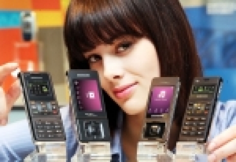 삼성전자의 전략 휴대폰인 울트라뮤직(F300), 울트라비디오(F500)가 마침내 베일을 벗고 뒷모습을 공개한다. 왼쪽부터 울트라비디오의 뒷모습(휴대폰 부분),앞모습,울트라뮤직 앞모