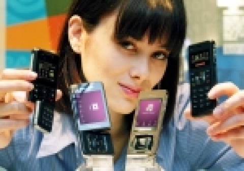 삼성전자의 전략 휴대폰인 울트라뮤직(F300), 울트라비디오(F500)가 마침내 베일을 벗고 뒷모습을 공개한다. 왼쪽부터 울트라비디오의 뒷모습(휴대폰 부분),앞모습,울트라뮤직 앞모