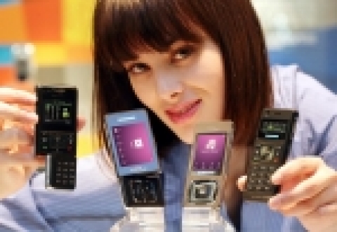 삼성전자의 전략 휴대폰인 울트라뮤직(F300), 울트라비디오(F500)가 마침내 베일을 벗고 뒷모습을 공개한다. 왼쪽부터 울트라비디오의 뒷모습(휴대폰 부분),앞모습,울트라뮤직 앞모