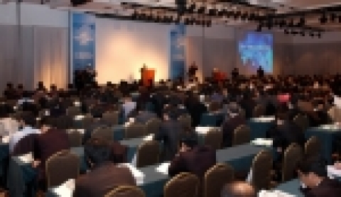 설명회 개회사를 하고 있는 KOTRA 홍기화 사장 및 설명회 현장 사진. 