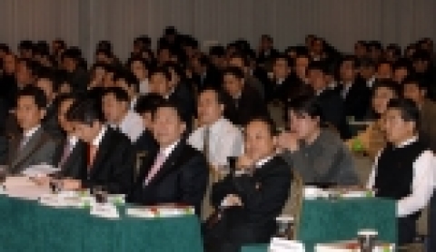 설명회 연사들의 발표를 경청하고 있는 참석자.
